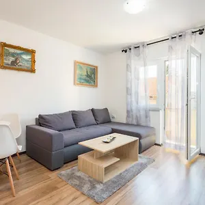 Appartamento Sunny Ili Near Amfiteatar